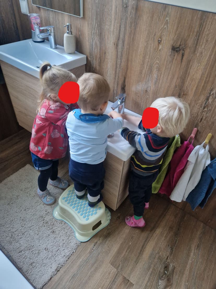 Kinder beim Händewaschen