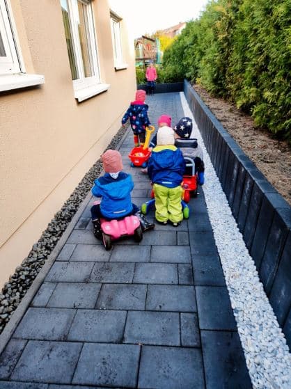 Kinder auf Laufrädern draußen