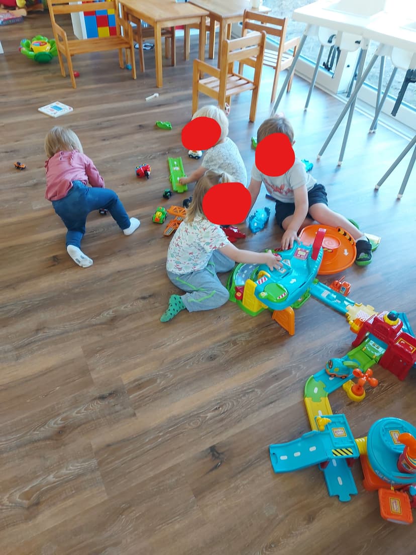 Kinder spielen drinnen mit Spielzeug